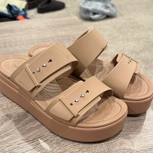 CROCS Women's Brooklyn low wedge